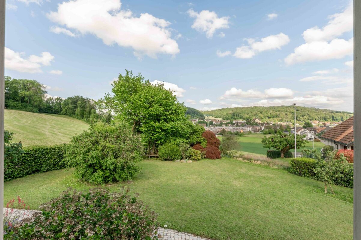 Gartenblick über eine grüne Landschaft