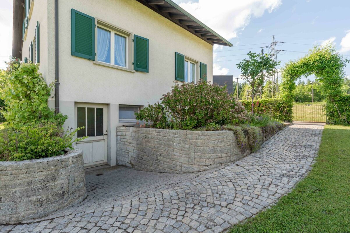 Außenansicht eines Einfamilienhauses mit Gartenweg
