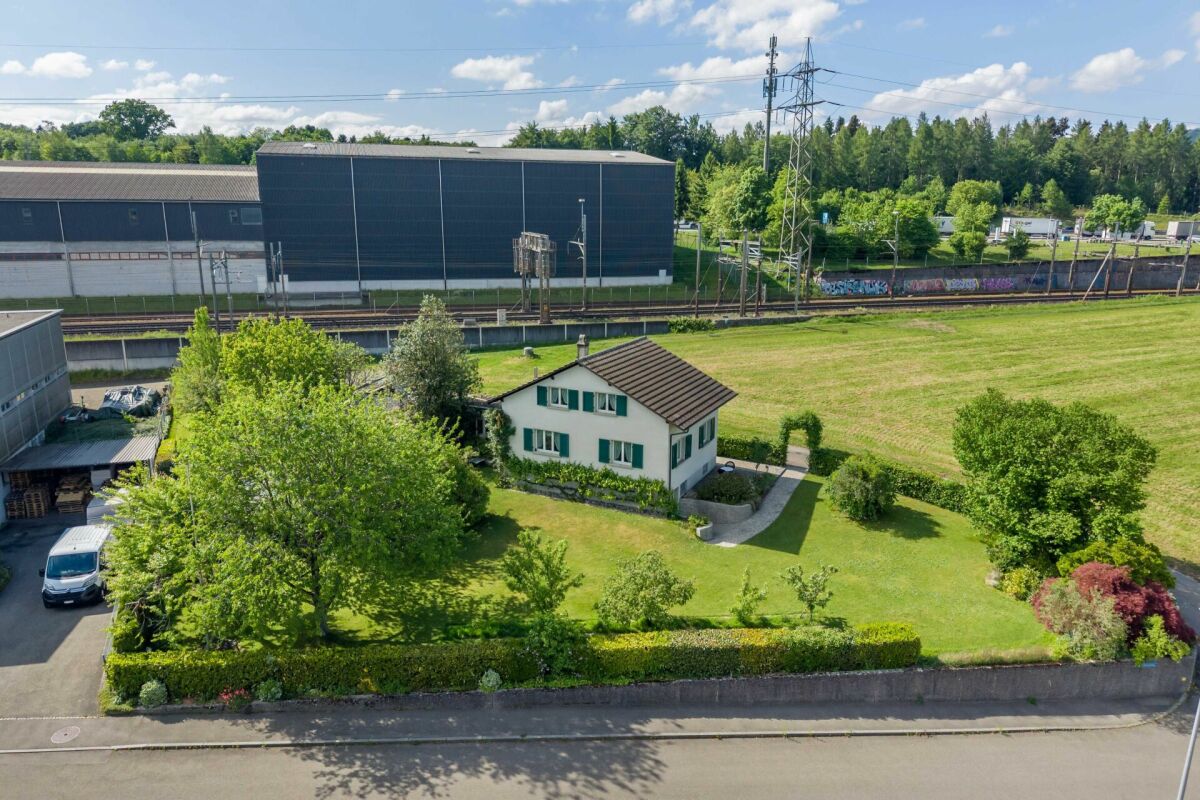 Luftaufnahme eines freistehenden Hauses mit großem Garten