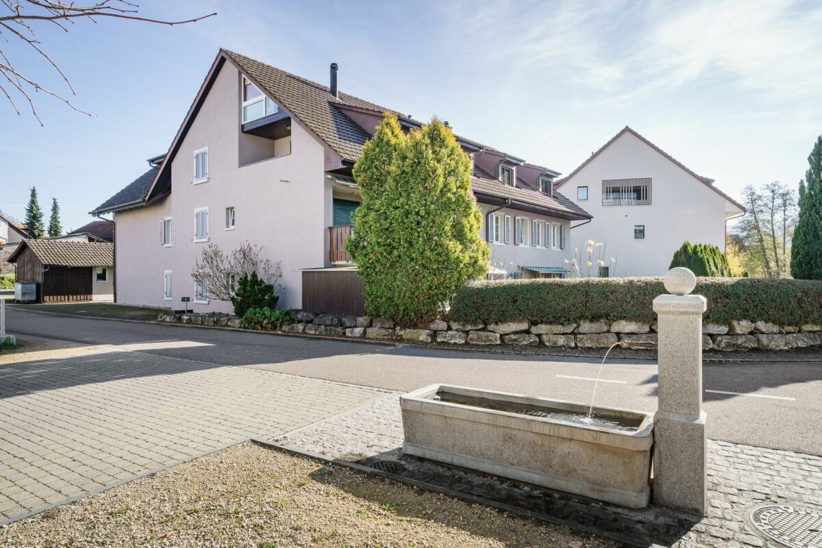 Wohnhaus mit Brunnen im Vorgarten