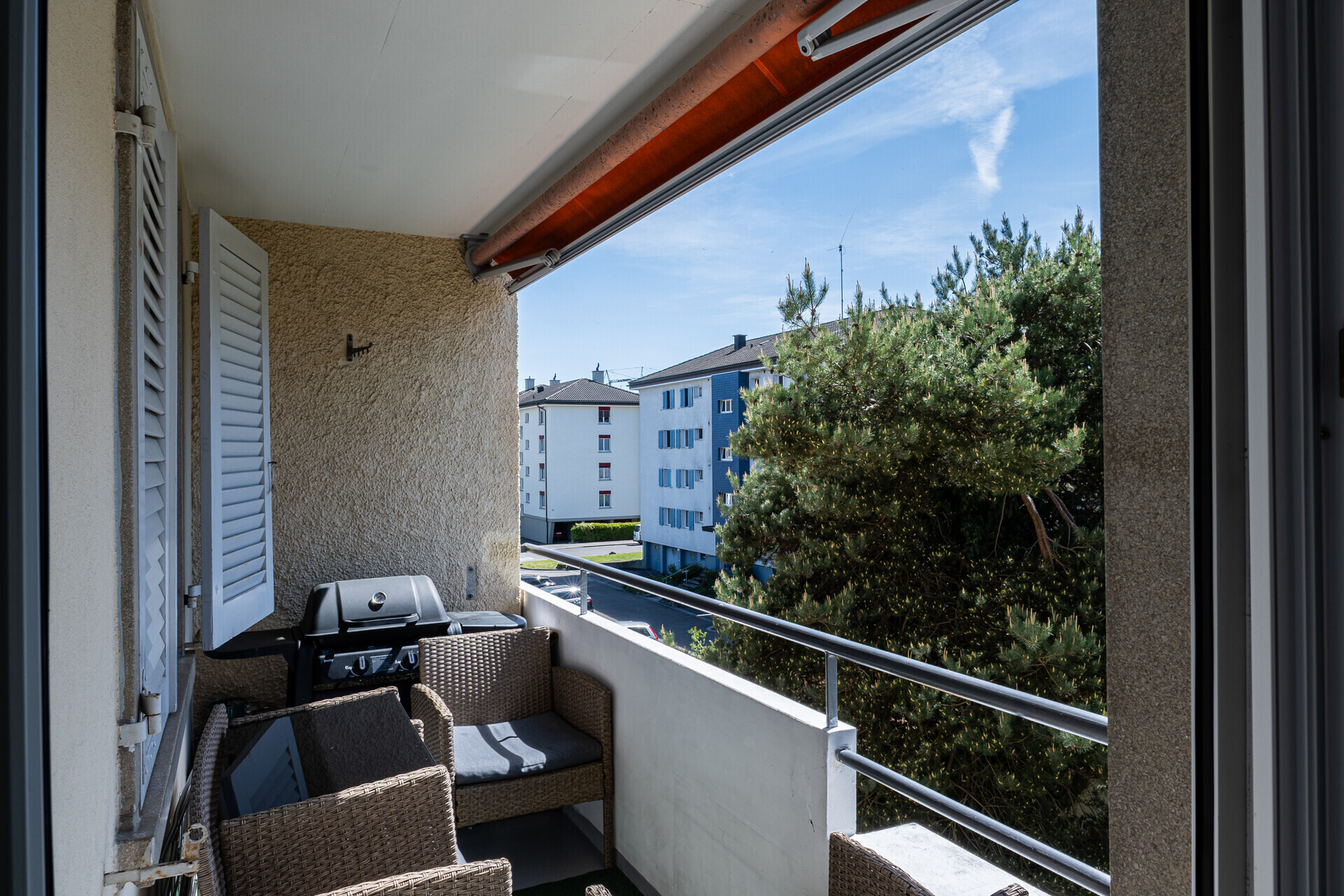 Balkon mit Grill und Sitzbereich