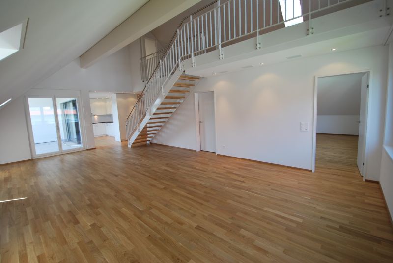 Heller Wohnraum mit Galerie und Treppe