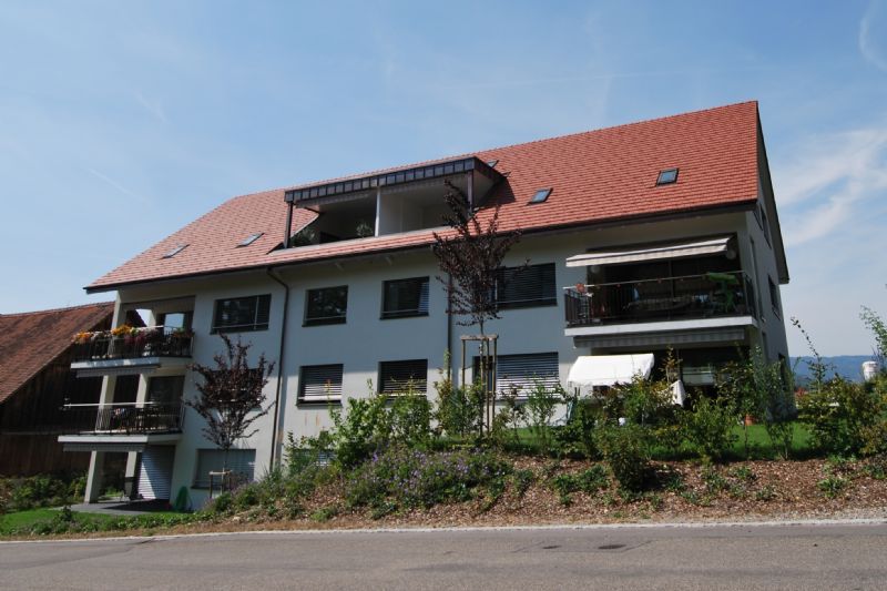 Mehrfamilienhaus mit Satteldach und Balkonen