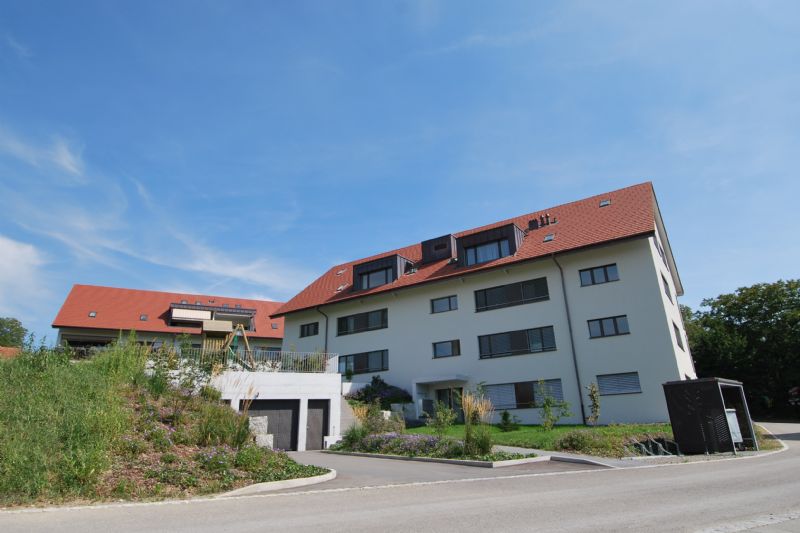 Mehrfamilienhaus mit rotem Satteldach