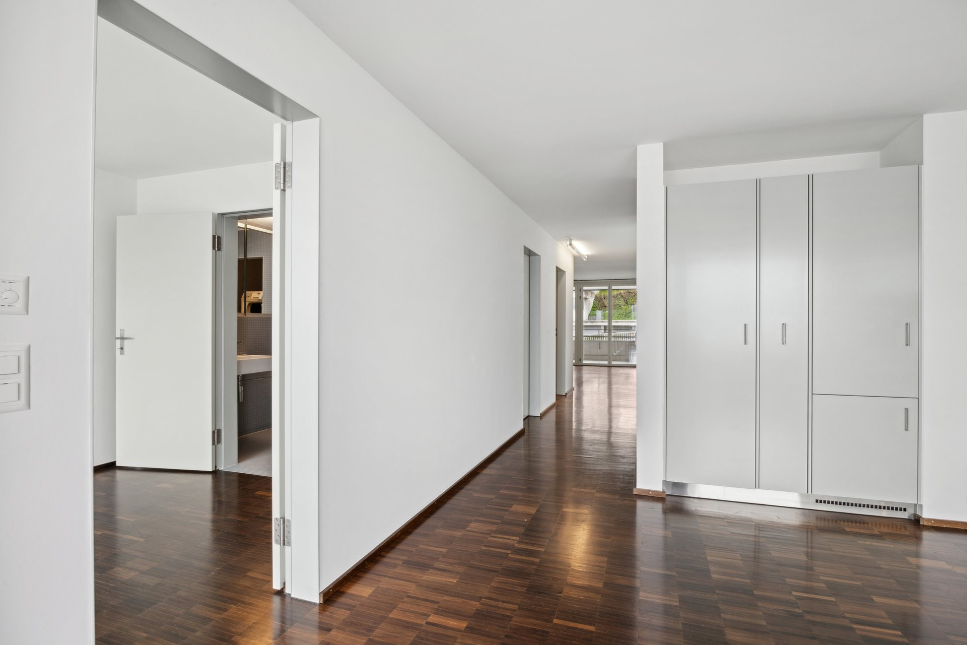 Heller Flur mit Parkett und Einbauschrank