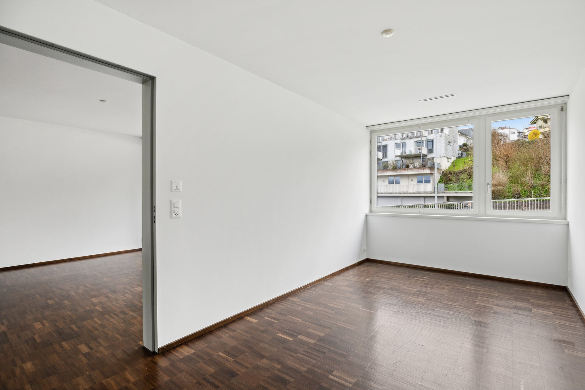 Heller leerer Wohnraum mit großem Fenster