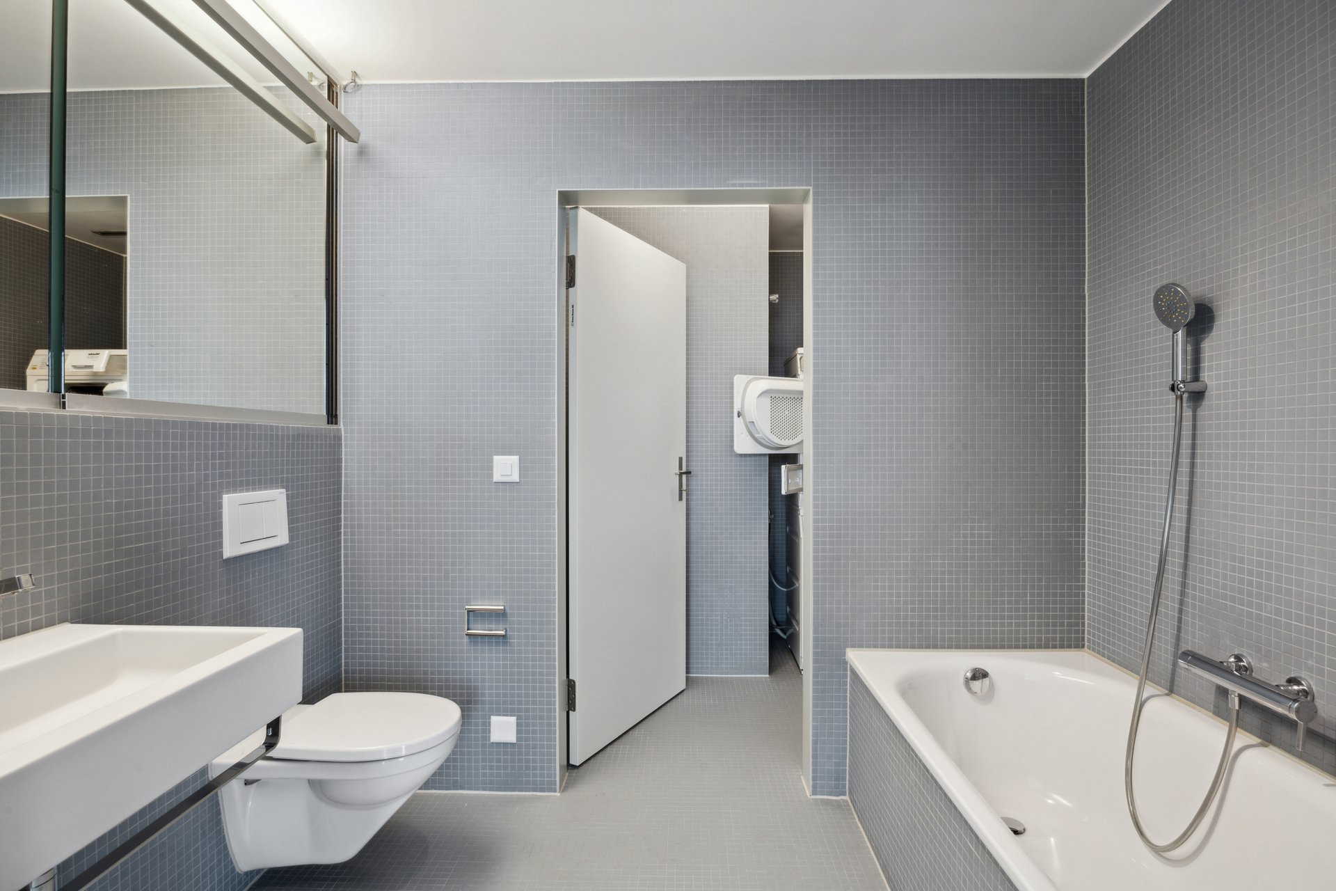Modernes Badezimmer mit Badewanne und WC