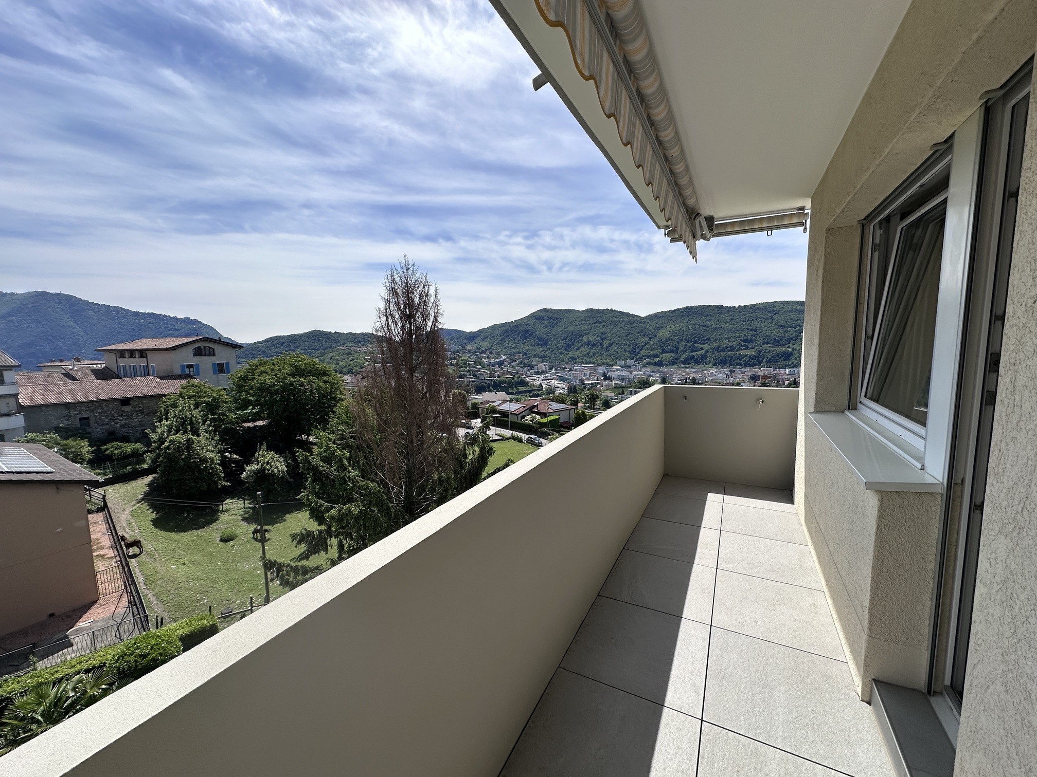 Balkon mit Berg- und Stadtblick