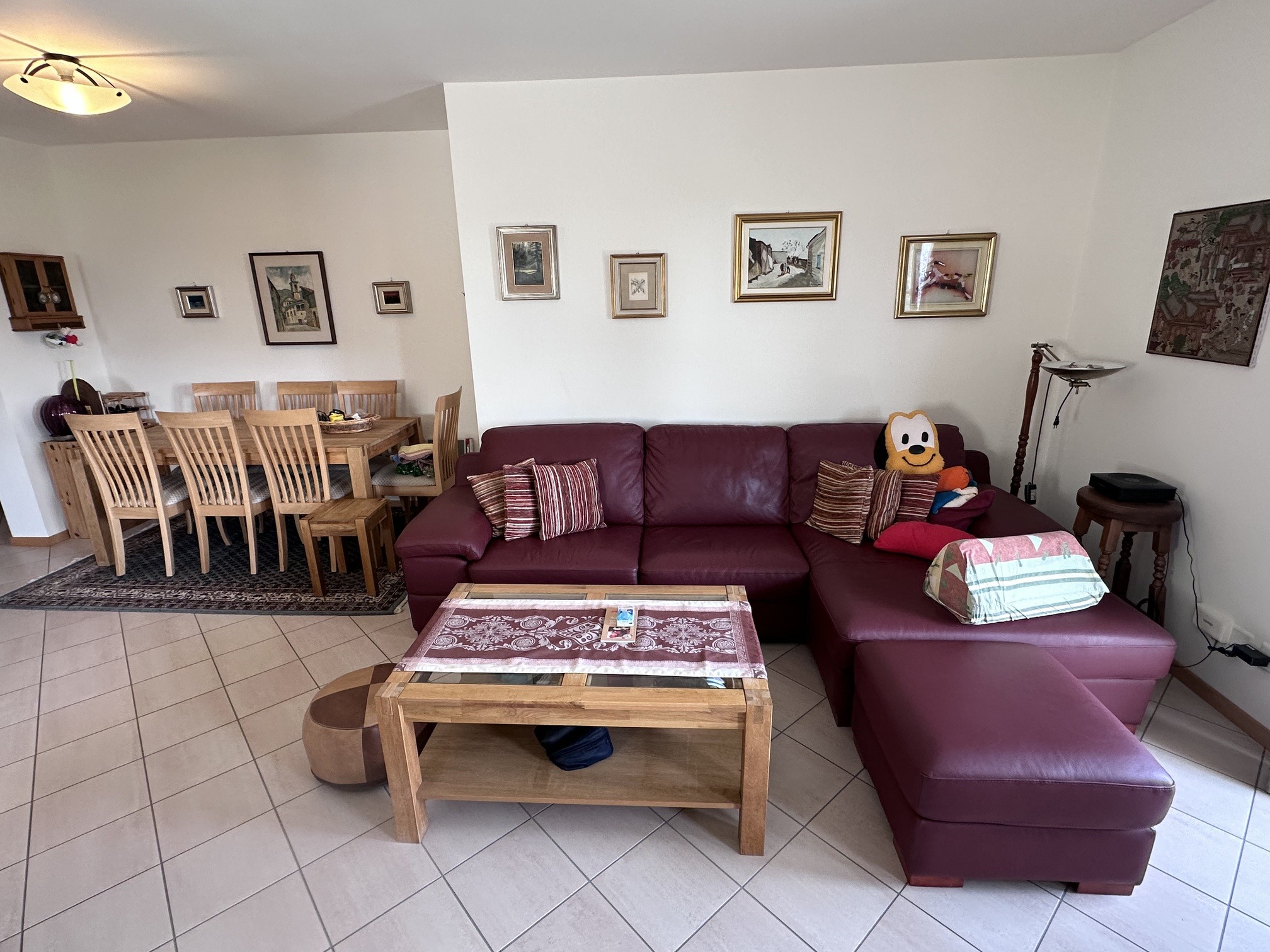 Wohn- und Essbereich mit Sofa