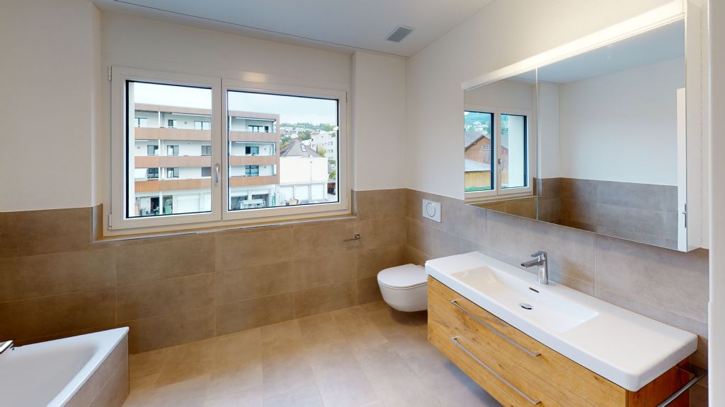 Modernes Badezimmer mit Fenster und Waschtisch