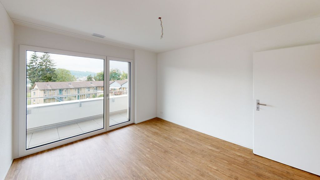 Leeres Zimmer mit Balkonblick