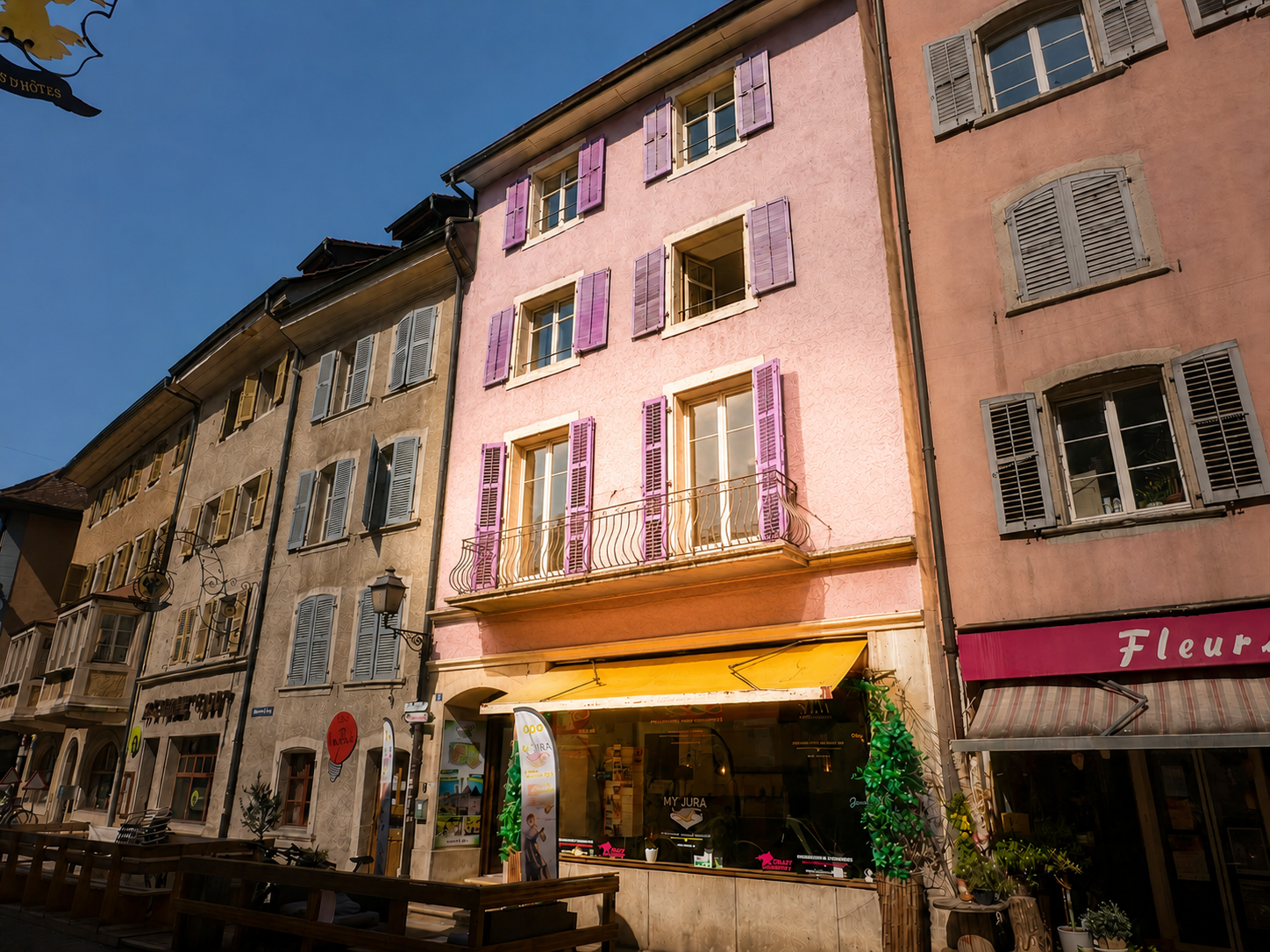 Pastellfarbene Altstadtfassaden mit Läden im Erdgeschoss