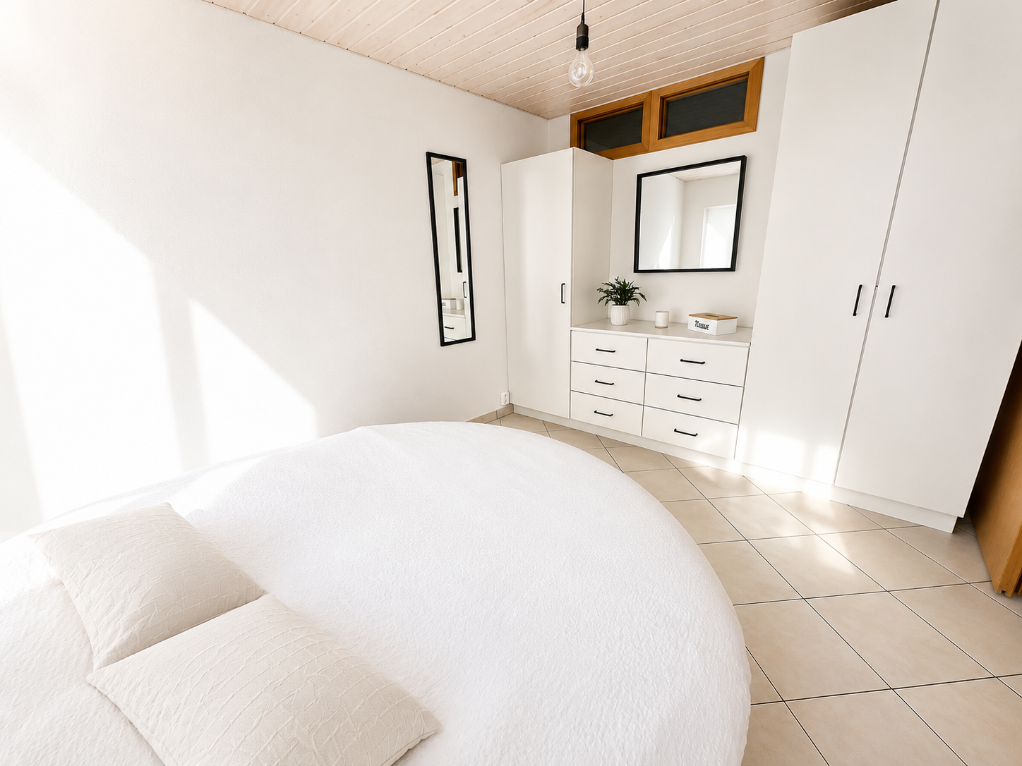 Helles Schlafzimmer mit weißer Einrichtung