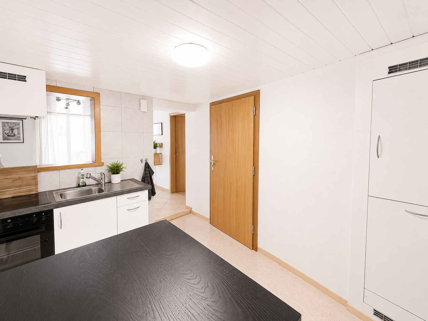 Helle Küche mit Holzdetails