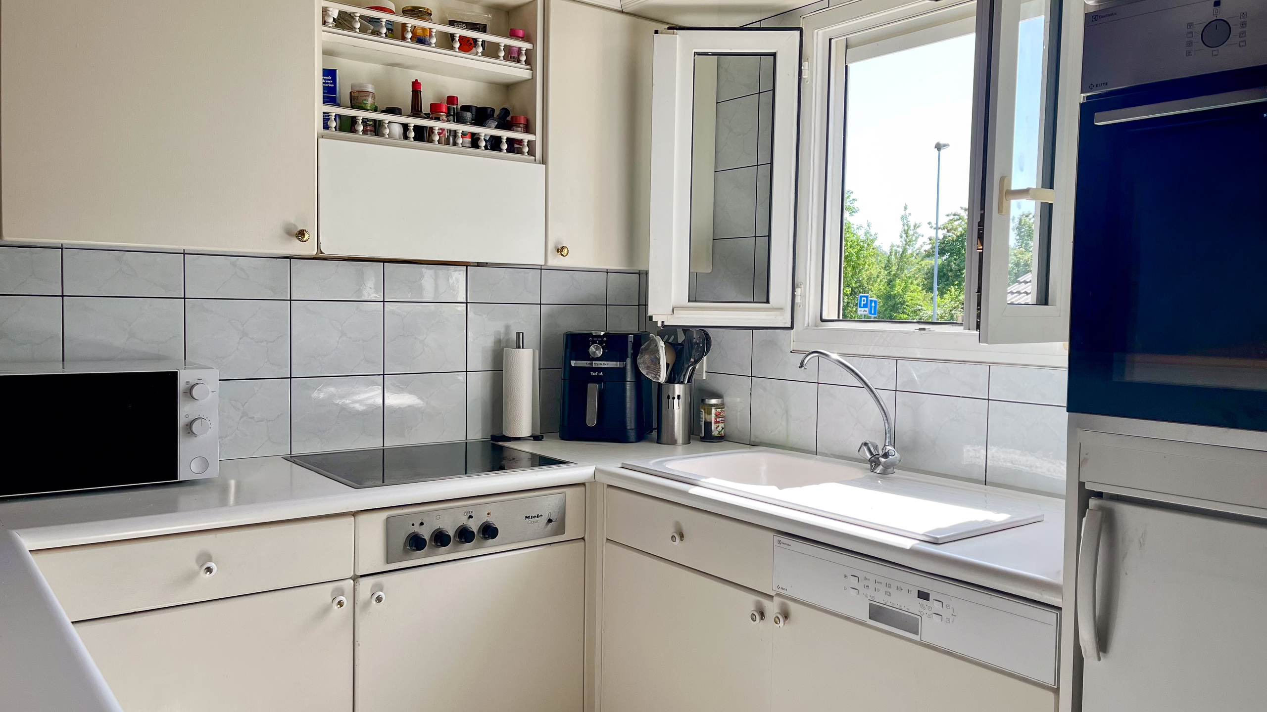 Kompakte U-förmige Küche mit Fenster