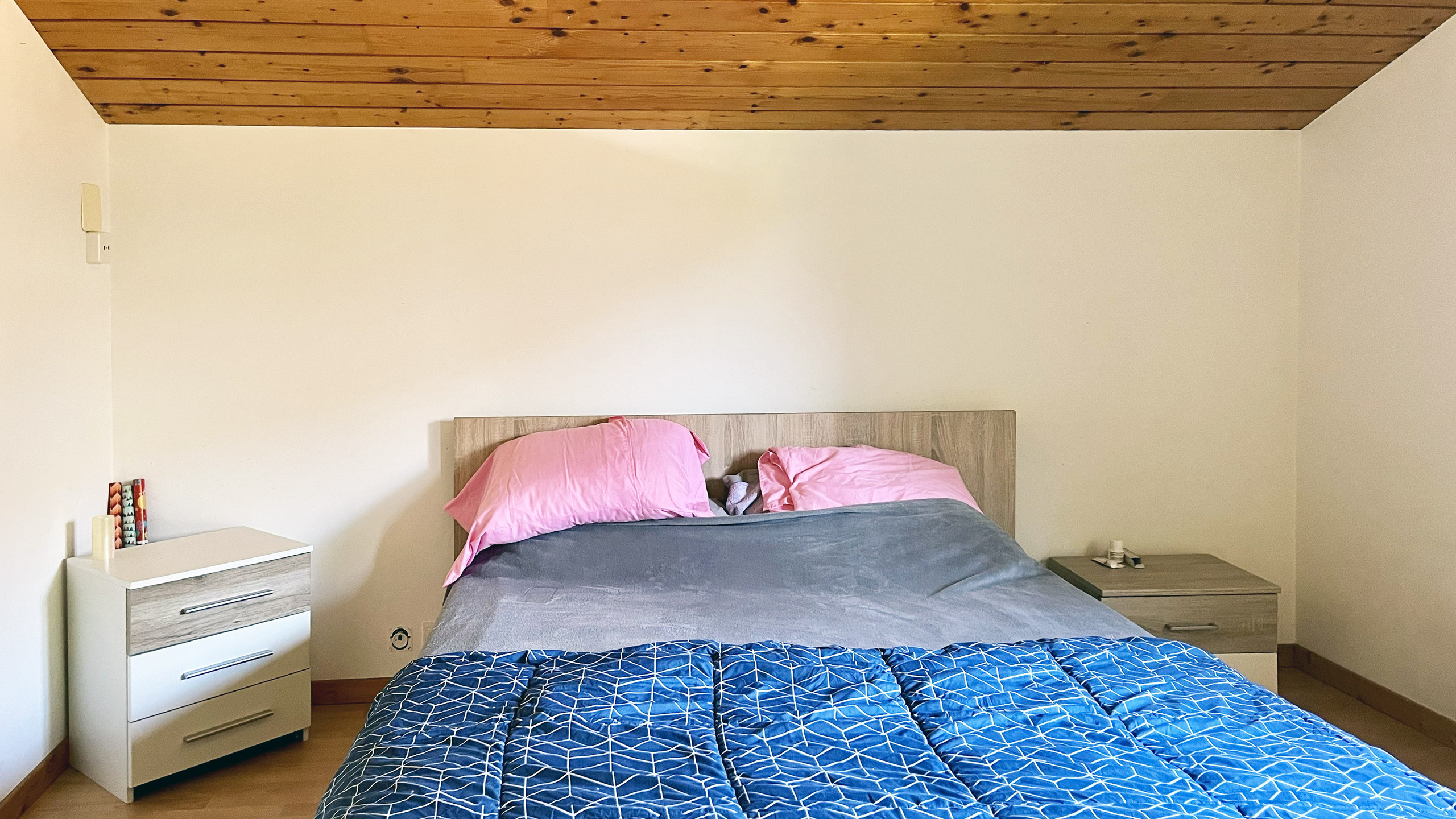 Schlafzimmer mit Holzdecke