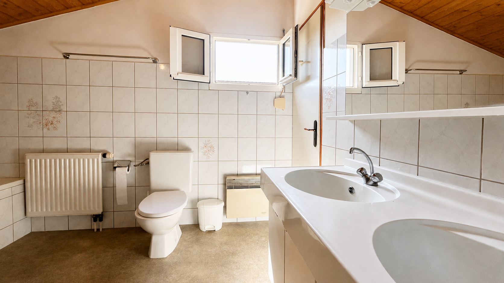 Helles Badezimmer mit Dachschräge