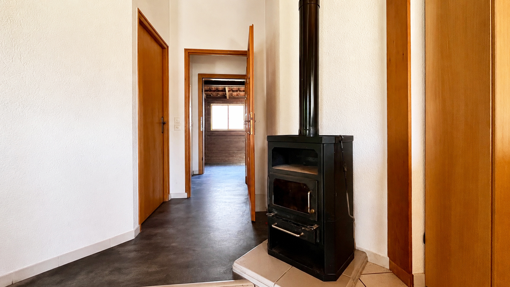 Flur mit Kaminofen und Holztüren
