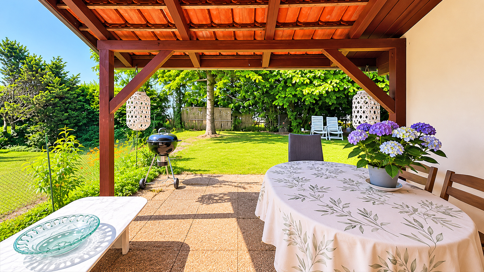 Überdachte Terrasse mit Gartenblick