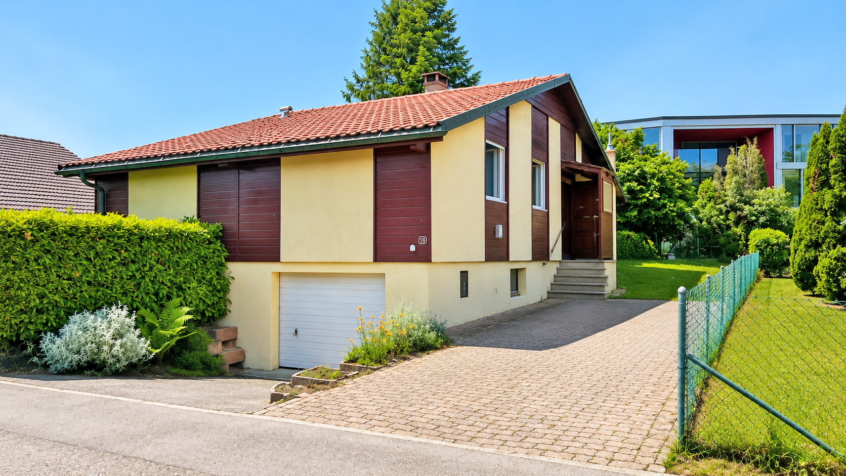 Einfamilienhaus mit Garten und Einfahrt