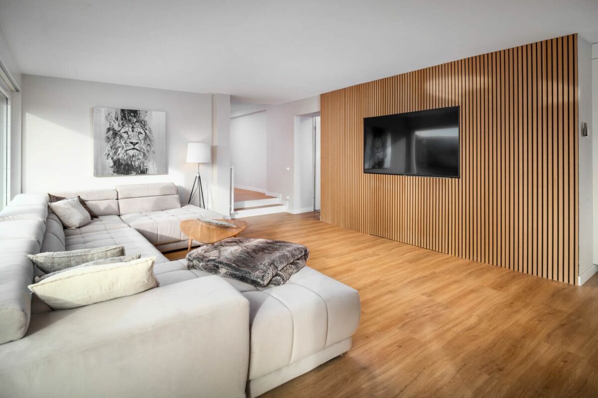 Helles modernes Wohnzimmer mit Fernsehwand