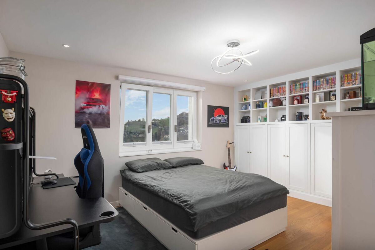 Modernes Schlafzimmer mit Arbeitsbereich
