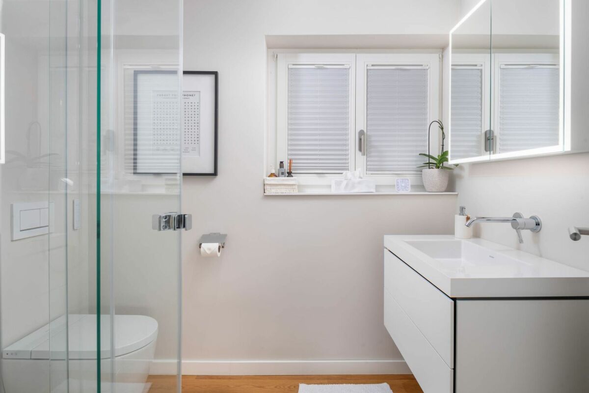 Modernes Badezimmer mit Dusche und Waschtisch