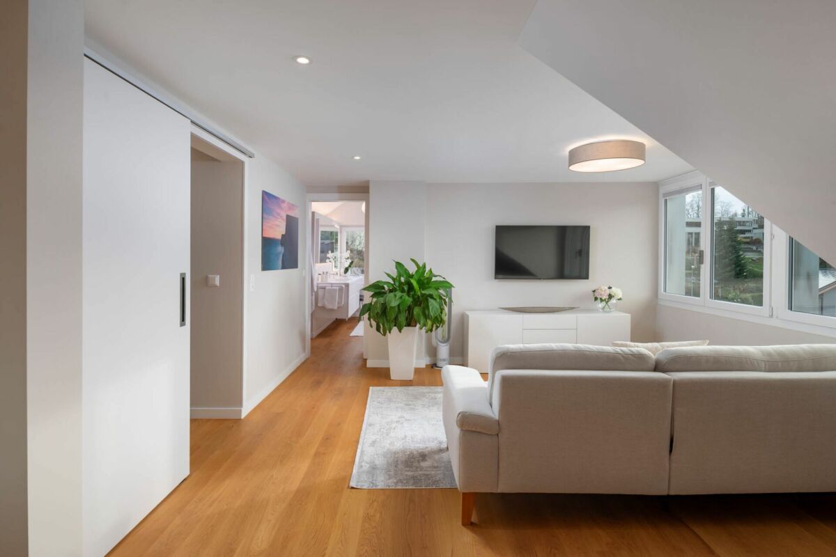 Helles Wohnzimmer mit Dachschräge