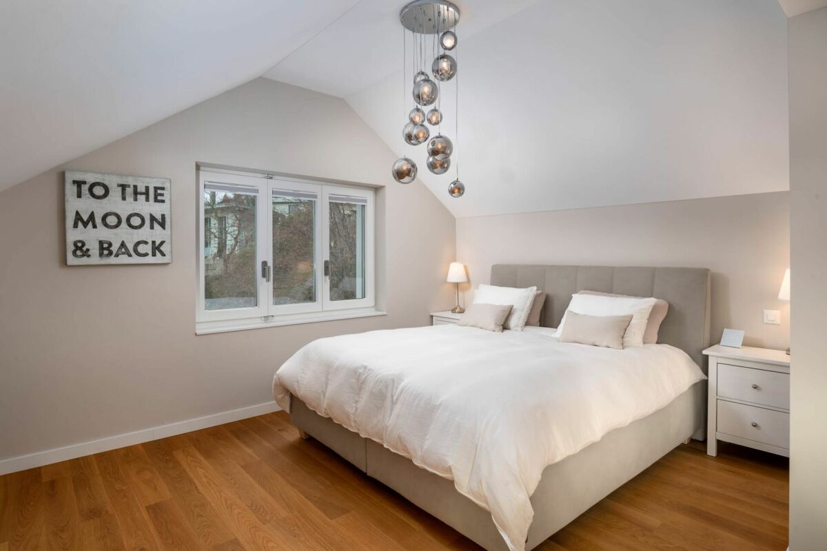 Helles Schlafzimmer mit Dachschräge