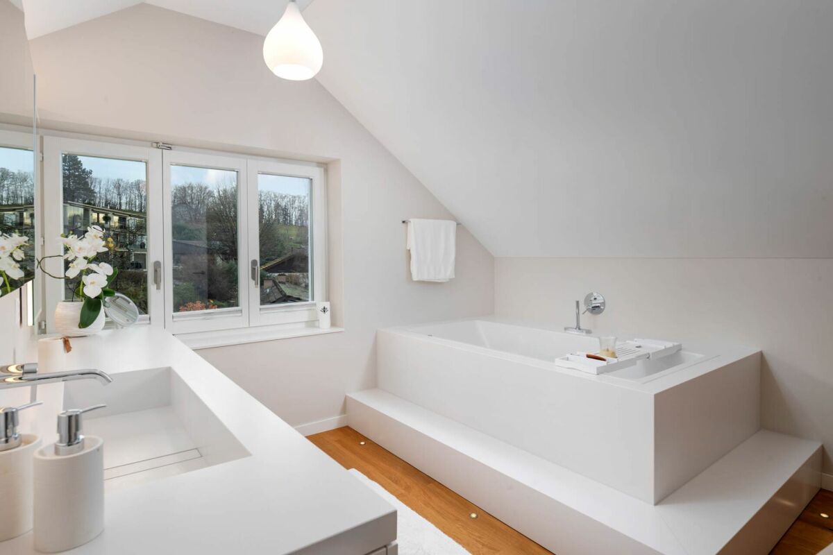 Modernes Badezimmer im Dachgeschoss