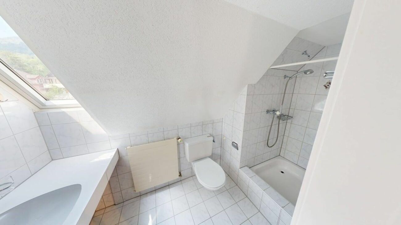 Dachgeschossbad mit Badewanne, Dusche und WC
