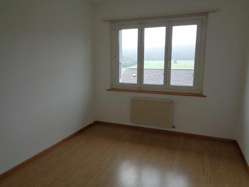 Leerer heller Raum mit Fenster