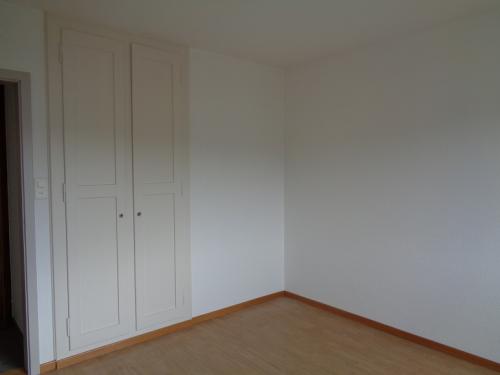 Leerer Raum mit Einbauschrank