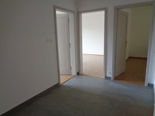 Flur mit drei Türöffnungen