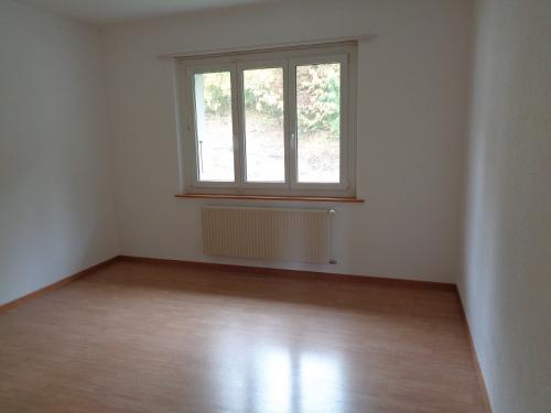 Leerer Raum mit Fenster und Heizkörper