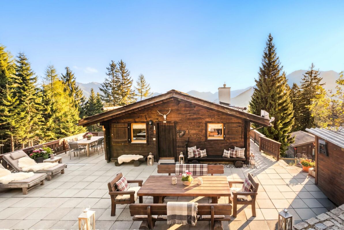 Alpine-Holzchalet mit großer Sonnenterrasse
