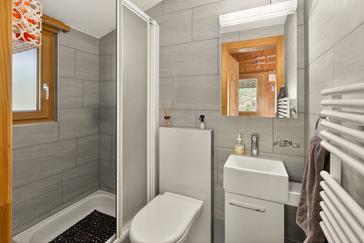 Modernes Bad mit Dusche und Waschbecken