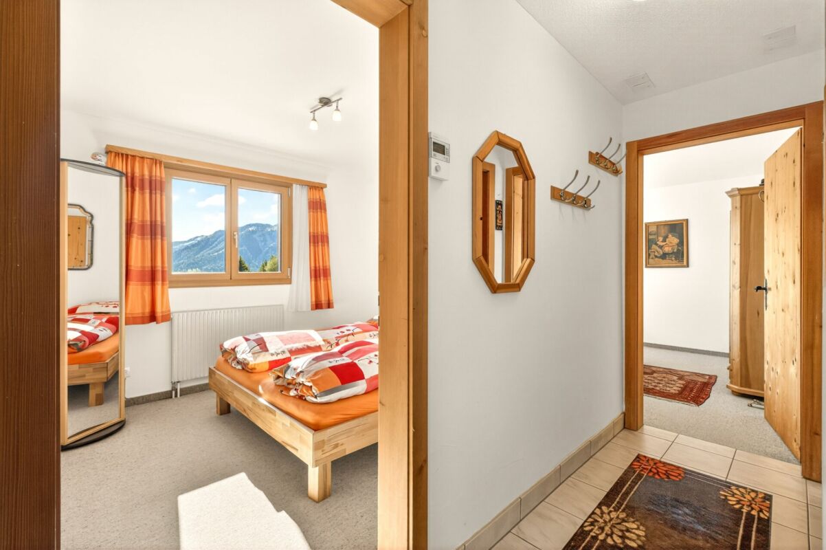 Gemütlicher Flur mit Blick ins Schlafzimmer