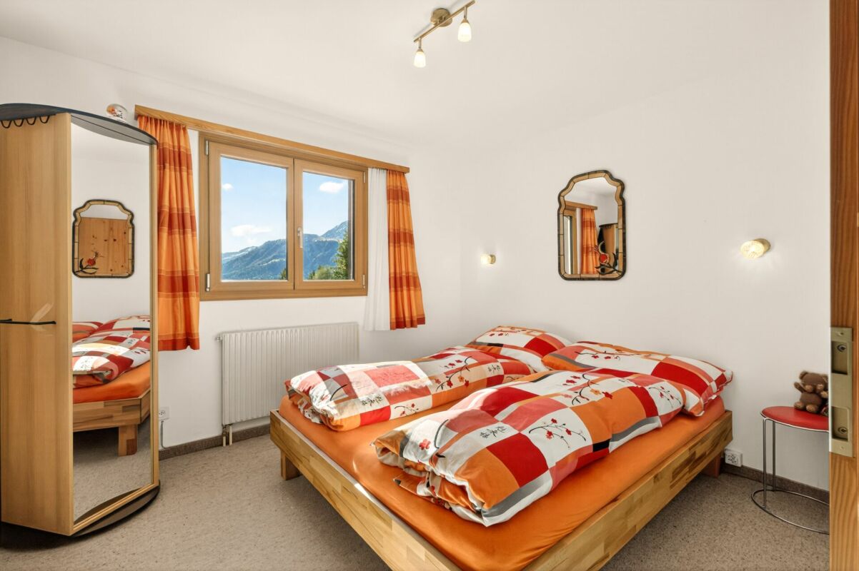 Helles Schlafzimmer mit Bergblick