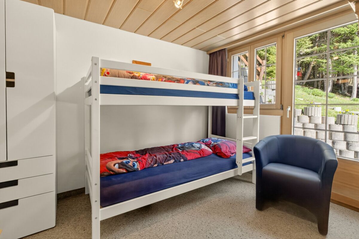 Kinderzimmer mit Hochbett und Fensterblick