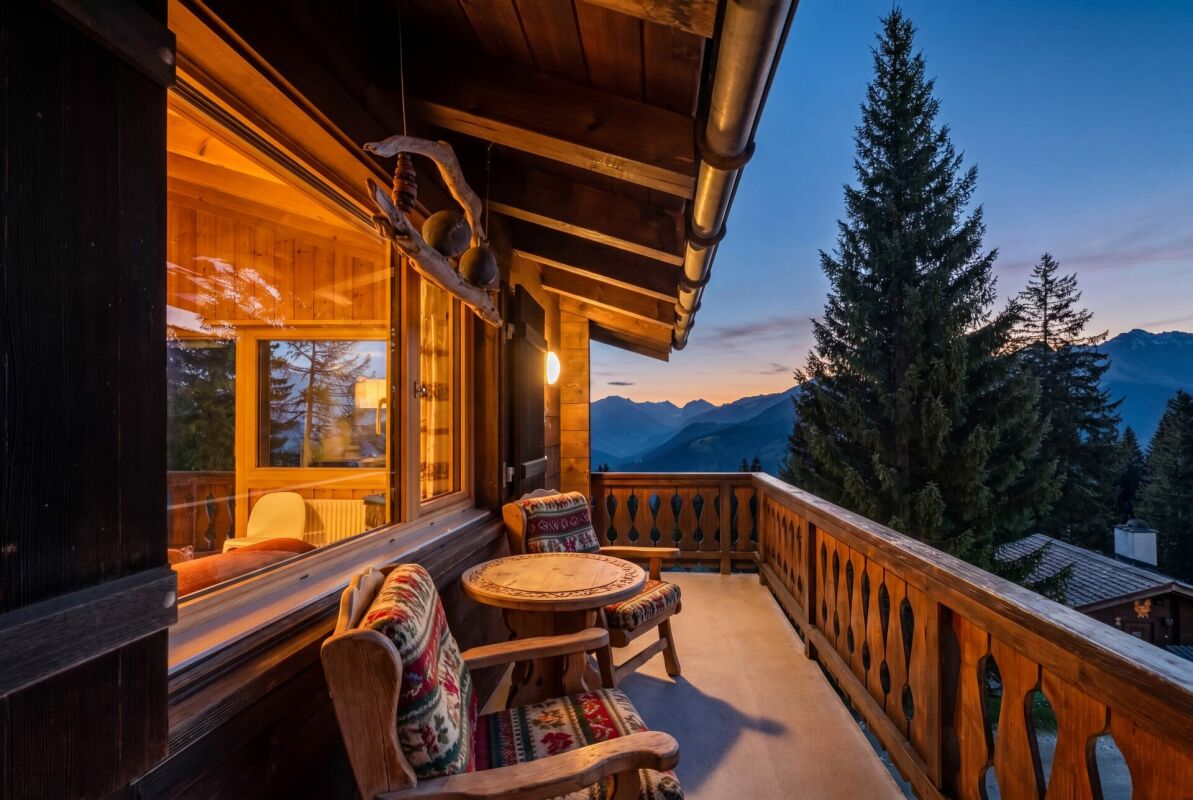 Holzbalkon mit Bergblick bei Abenddämmerung