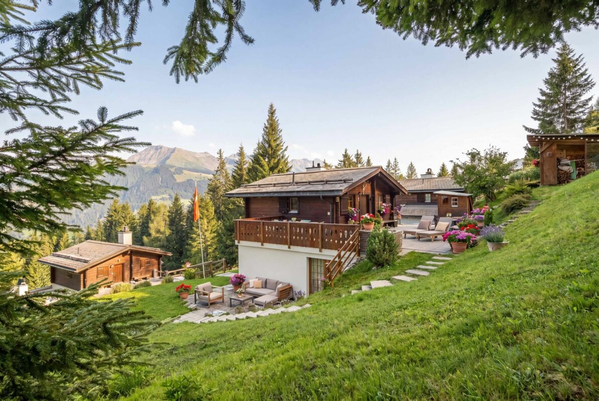 Alpen-Haus mit Terrasse und Bergblick