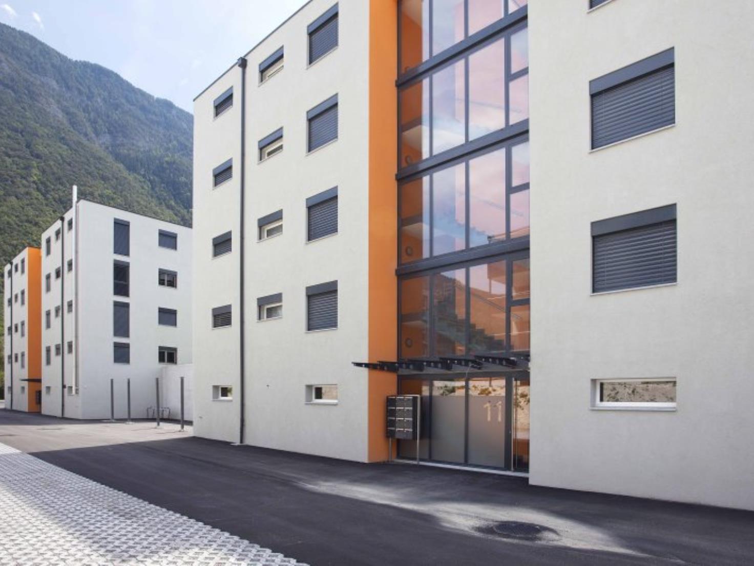 Modernes Mehrfamilienhaus mit Bergkulisse