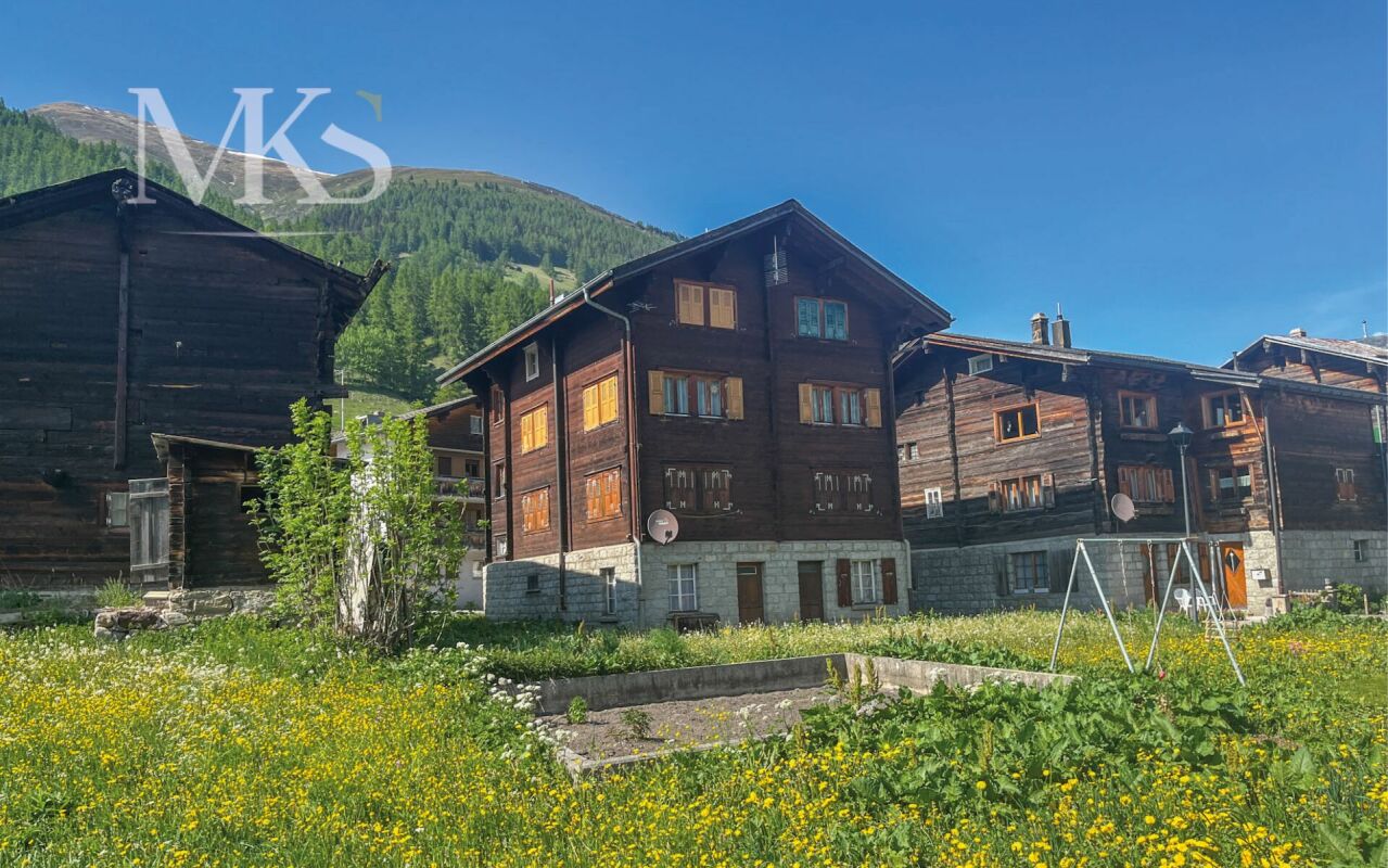 Alpine Holzchalets mit Bergkulisse