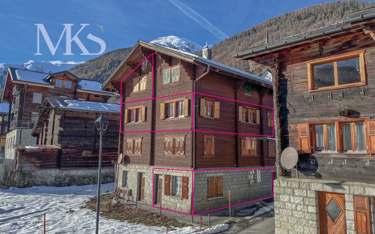 Alpen-Chalets im Schnee