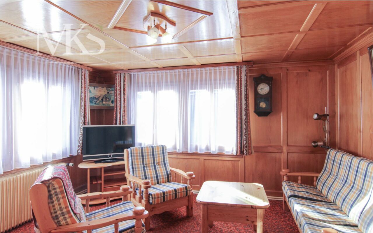 Gemütliche Holzlounge mit Sitzgruppe