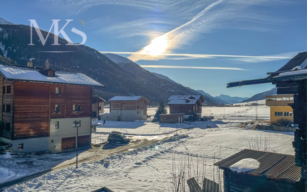 Winterliche Alpenlandschaft mit Chalet-Bebauung