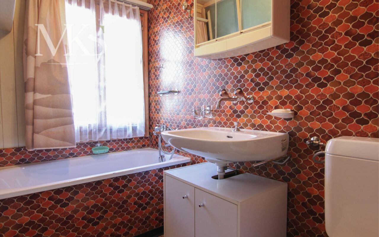 Badezimmer mit bunten Retro-Fliesen