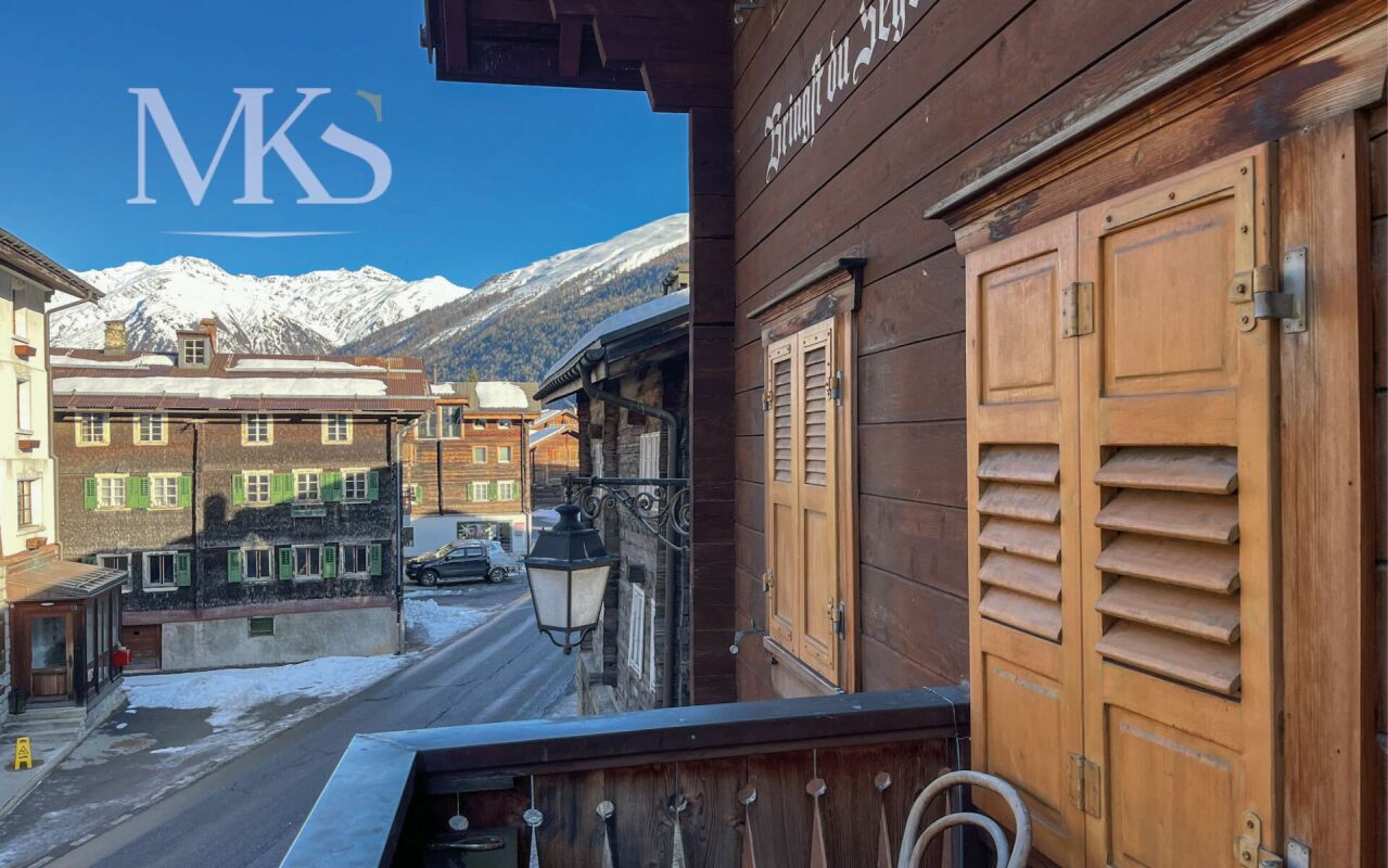 Balkon mit Bergblick und Holzfassade