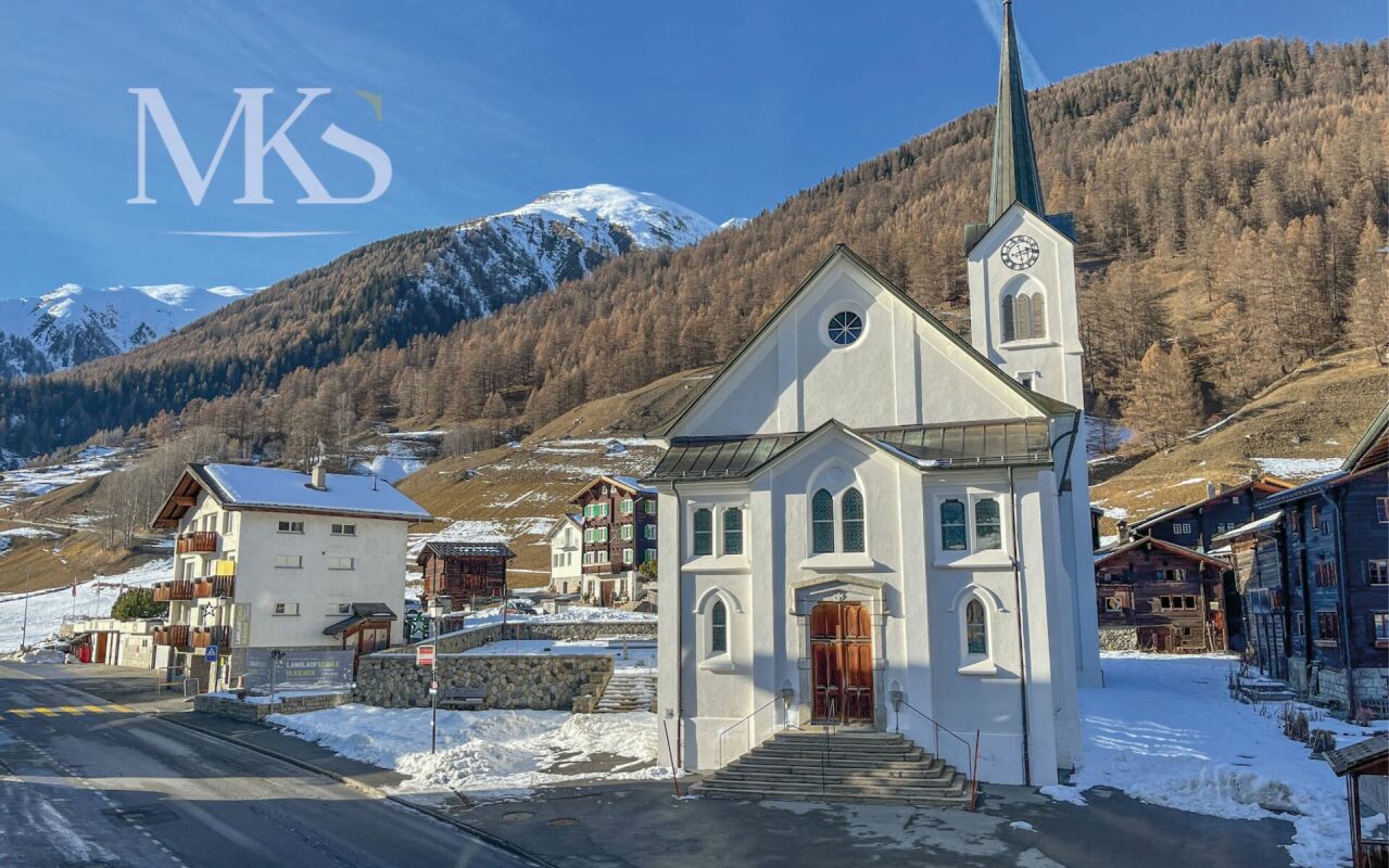 Kirche im verschneiten Bergdorf